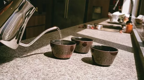 Pojizdná kavárna ve městě. Zdroj: jggastro Loveramics Colour Changing miska na cupping | Lázeňská káva